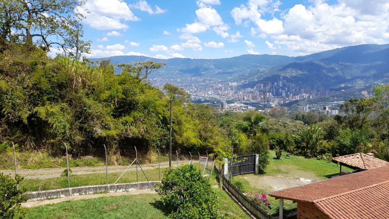 Finca en venta – Morrón, La Estrella – 12.400 m², casa 280 m², pesebreras