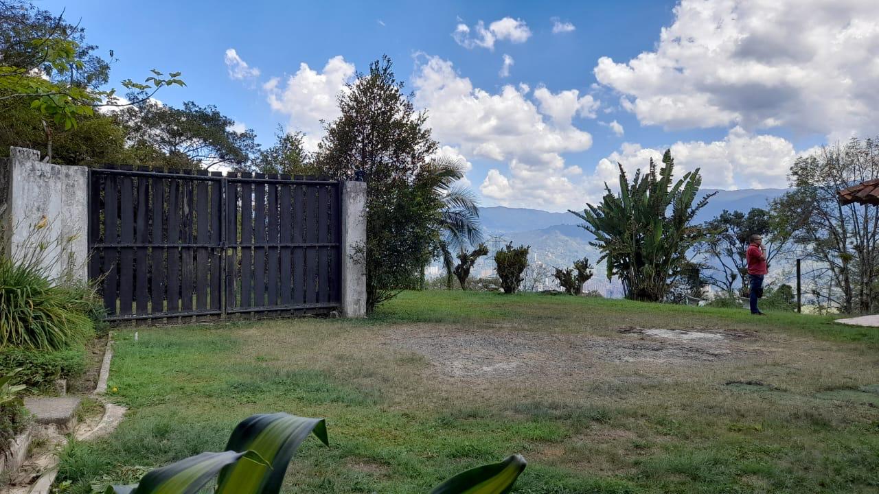 Finca en venta – Morrón, La Estrella – 12.400 m², casa 280 m², pesebreras