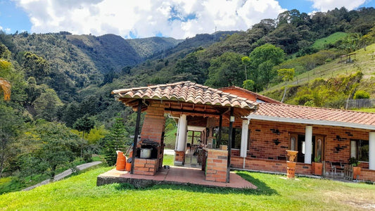 Finca en venta – Morrón, La Estrella – 12.400 m², casa 280 m², pesebreras