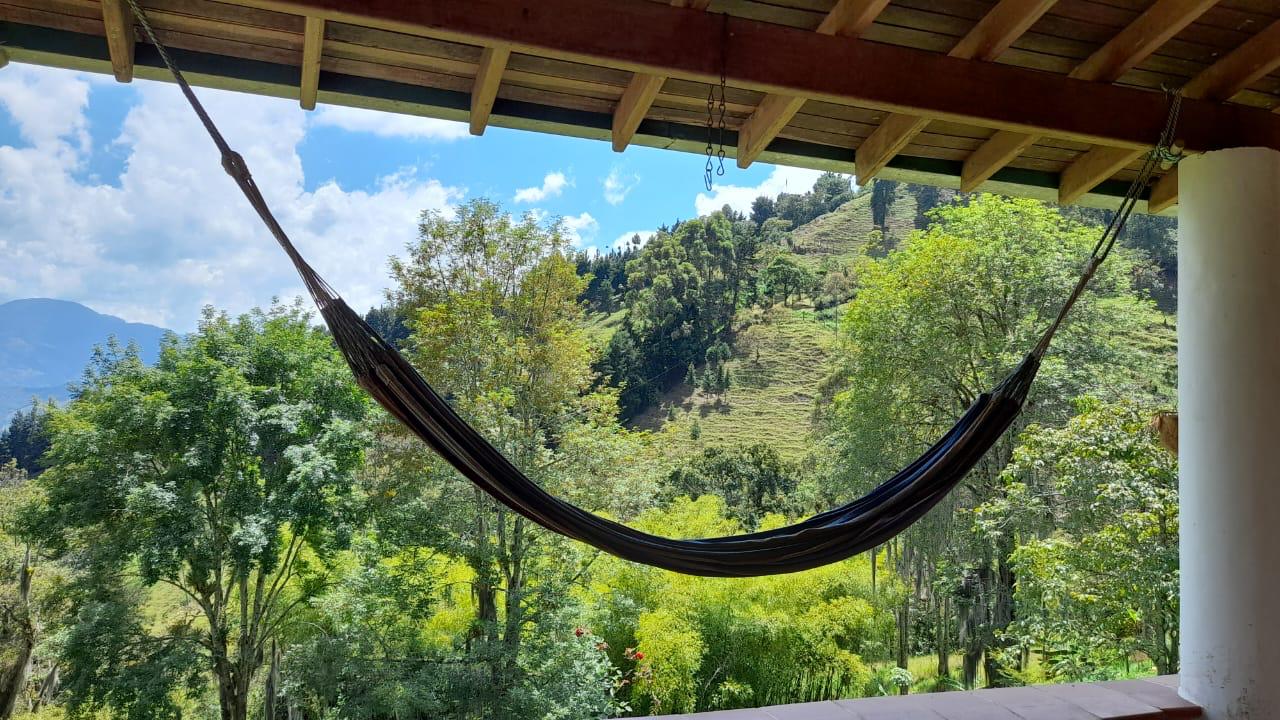 Finca en venta – Morrón, La Estrella – 12.400 m², casa 280 m², pesebreras