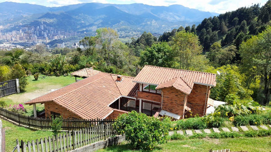 Finca en venta – Morrón, La Estrella – 12.400 m², casa 280 m², pesebreras