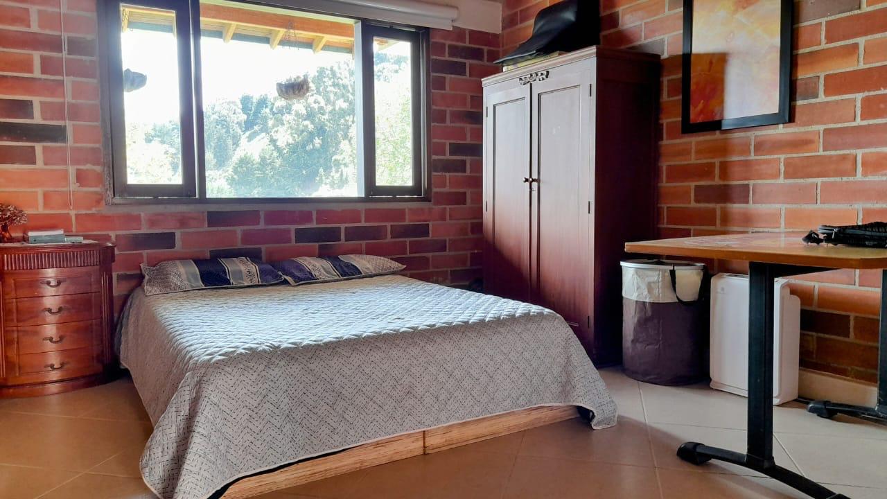 Finca en venta – Morrón, La Estrella – 12.400 m², casa 280 m², pesebreras