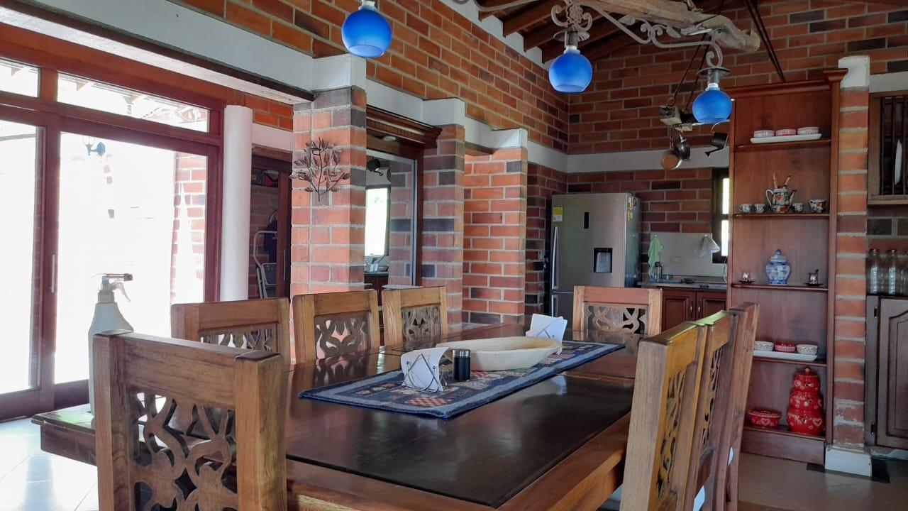 Finca en venta – Morrón, La Estrella – 12.400 m², casa 280 m², pesebreras