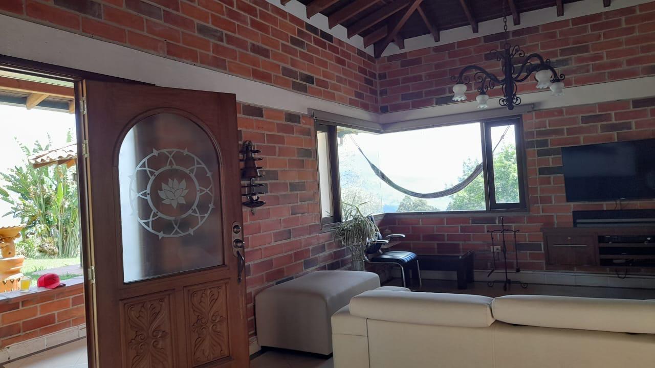 Finca en venta – Morrón, La Estrella – 12.400 m², casa 280 m², pesebreras