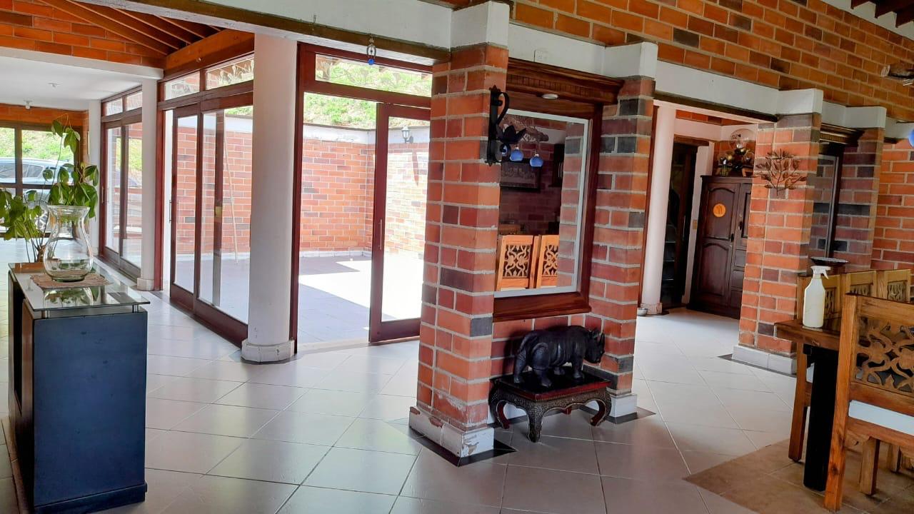 Finca en venta – Morrón, La Estrella – 12.400 m², casa 280 m², pesebreras