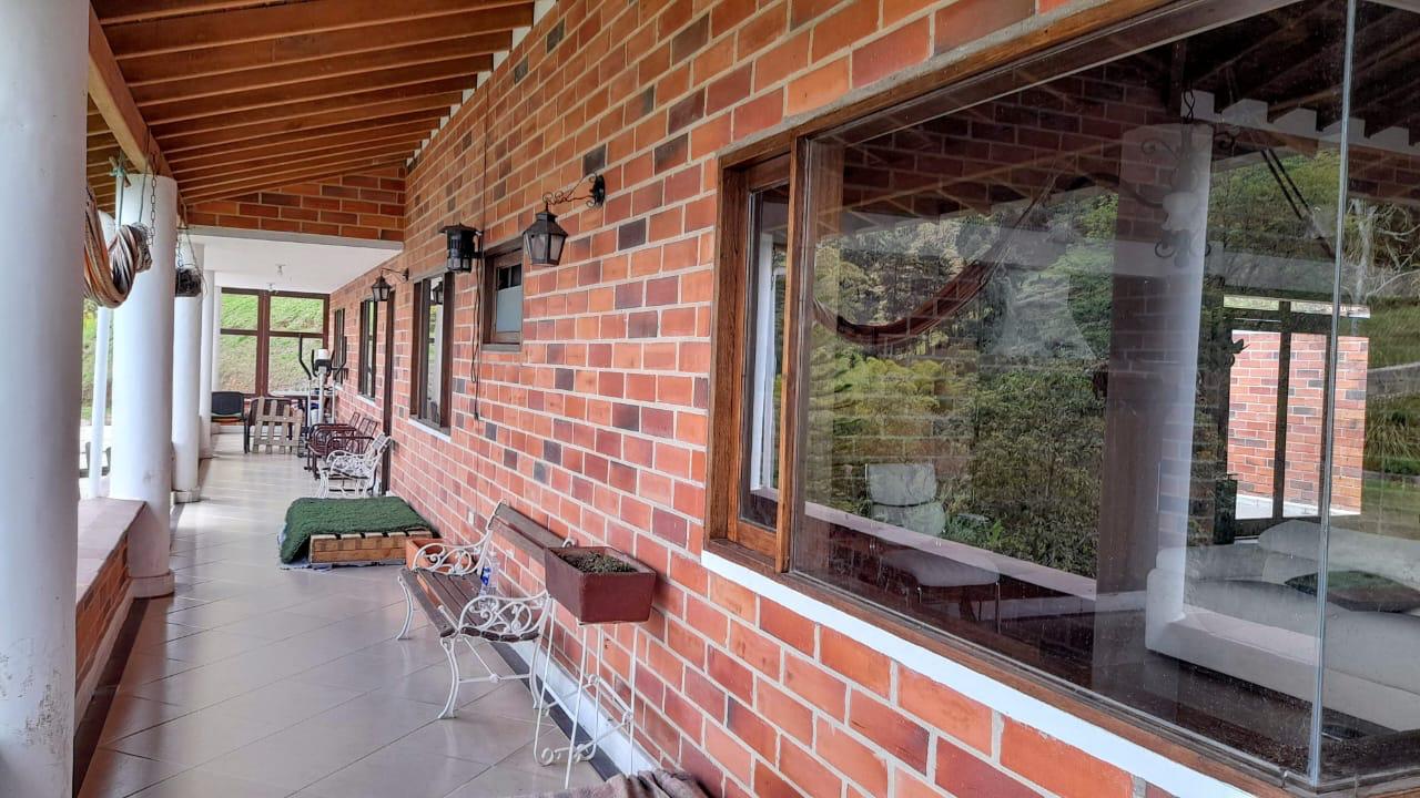Finca en venta – Morrón, La Estrella – 12.400 m², casa 280 m², pesebreras