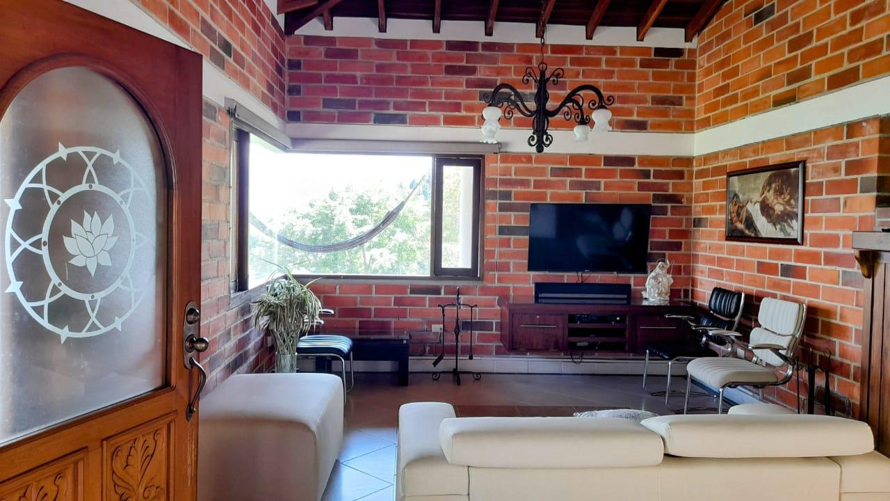 Finca en venta – Morrón, La Estrella – 12.400 m², casa 280 m², pesebreras