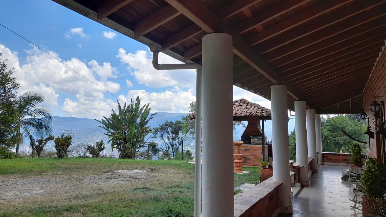 Finca en venta – Morrón, La Estrella – 12.400 m², casa 280 m², pesebreras