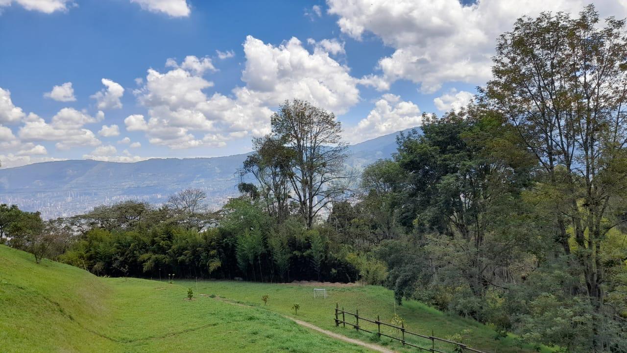 Finca en venta – Morrón, La Estrella – 12.400 m², casa 280 m², pesebreras