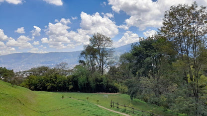 Finca en venta – Morrón, La Estrella – 12.400 m², casa 280 m², pesebreras