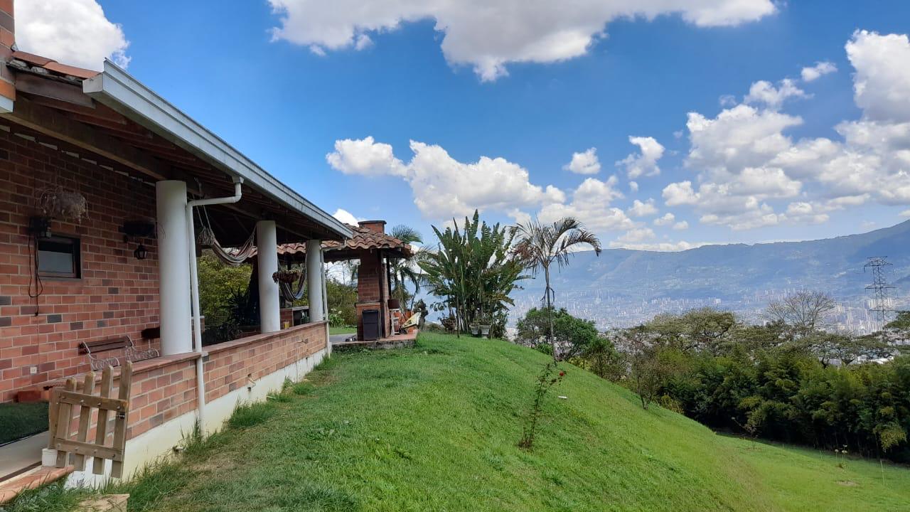 Finca en venta – Morrón, La Estrella – 12.400 m², casa 280 m², pesebreras