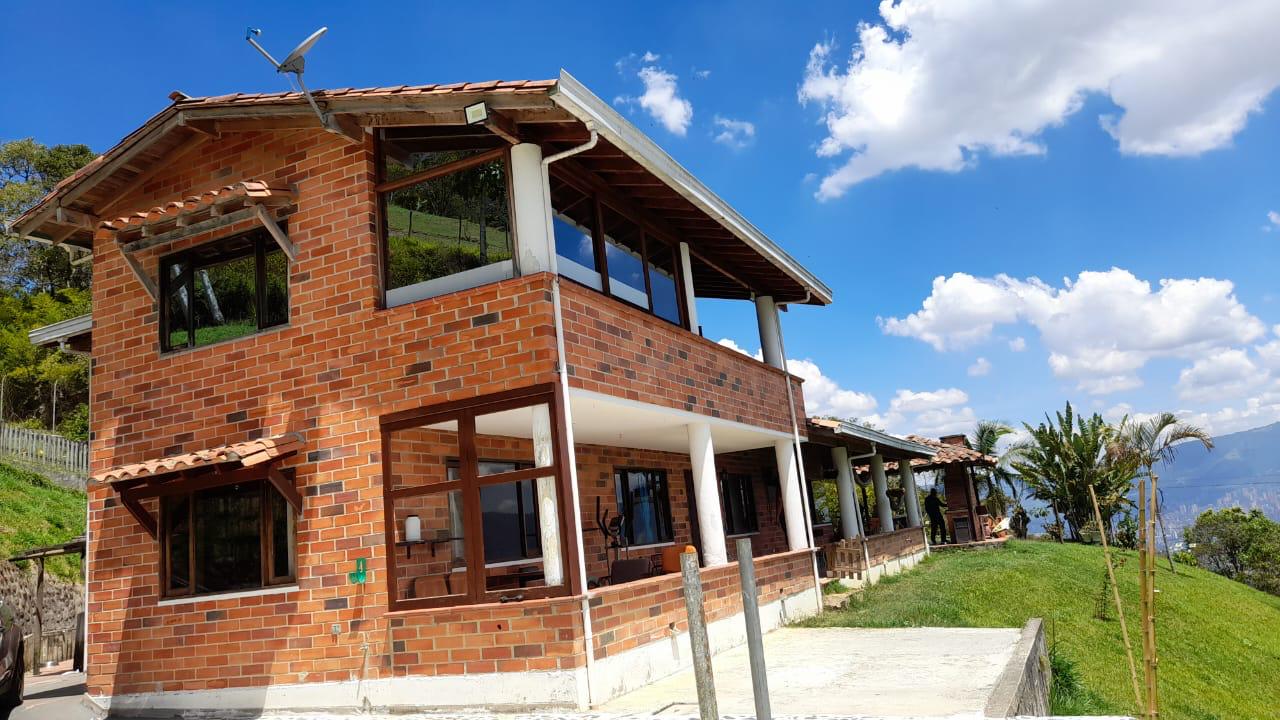 Finca en venta – Morrón, La Estrella – 12.400 m², casa 280 m², pesebreras